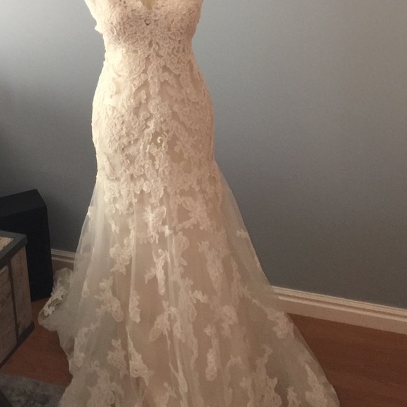 Stunning never worn lace and beaded wedding dress - Picture 8 of 8